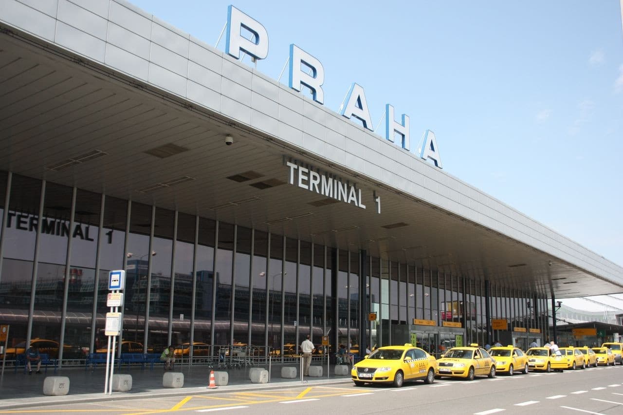 Guía del Aeropuerto de Praga (PRG): terminales, transporte, alquiler de coches y derechos del pasajero