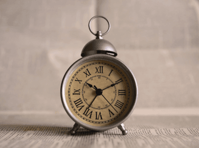 El cambio de hora y los viajes en avión: ¿cómo afecta a los viajeros, las aerolíneas y los aeropuertos?