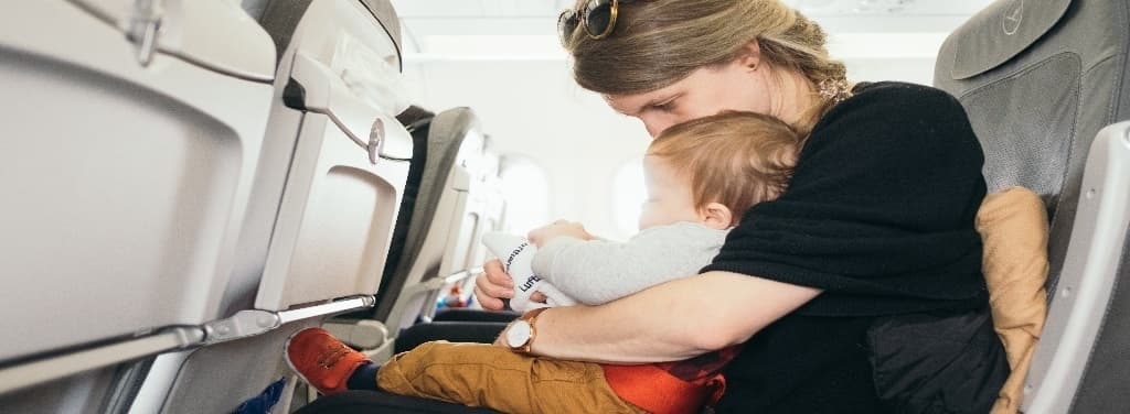 10 consejos para viajar con bebés en el avión