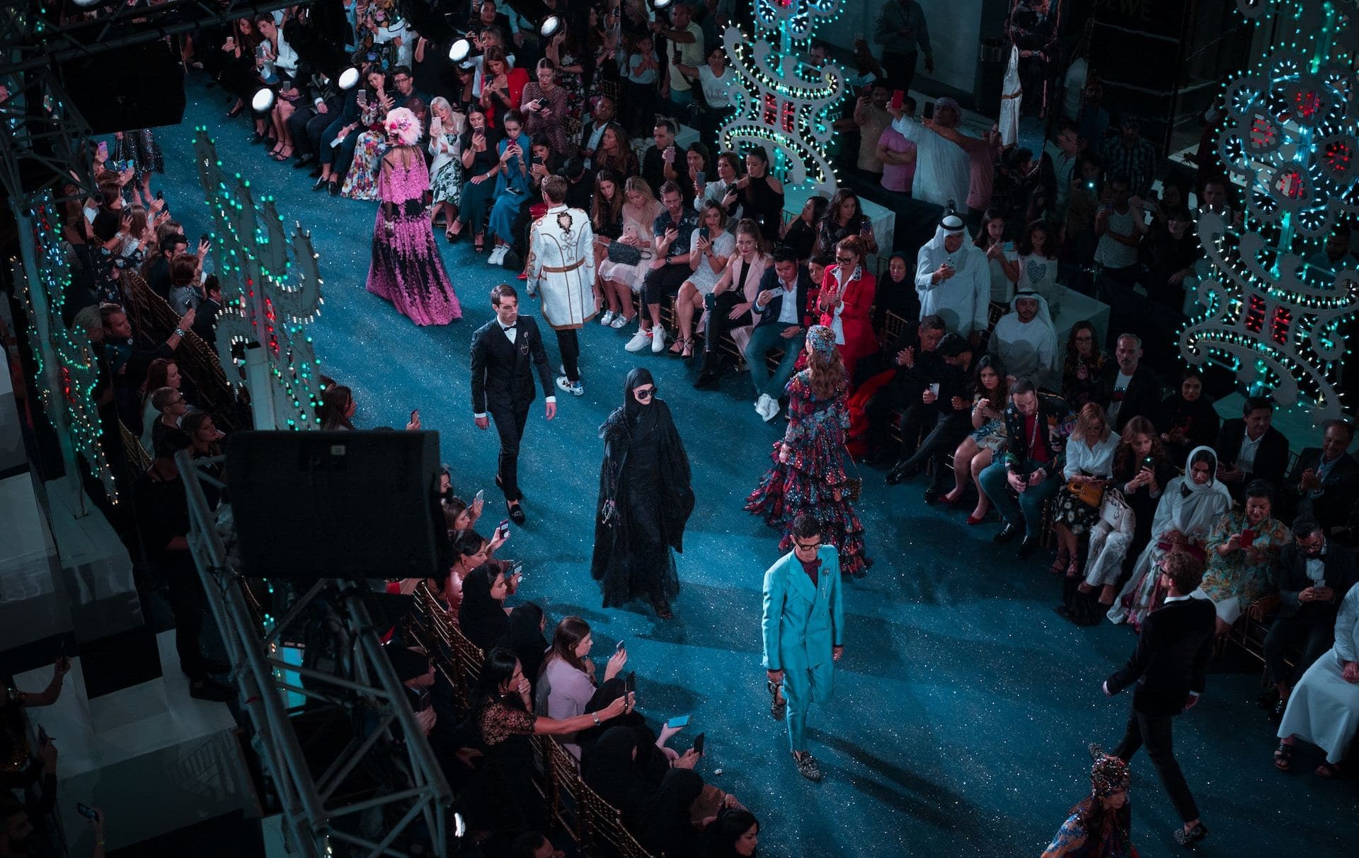 Uniformes de Tripulantes de Cabina Directamente Sacados de Pasarelas de Alta Costura